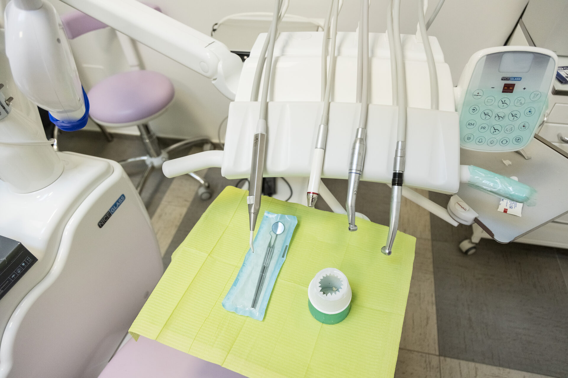Strumenti Essenziali per Curare la Carie dal Dentista a Bari